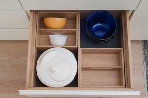 Drawer with insert for dishes in the kitchen